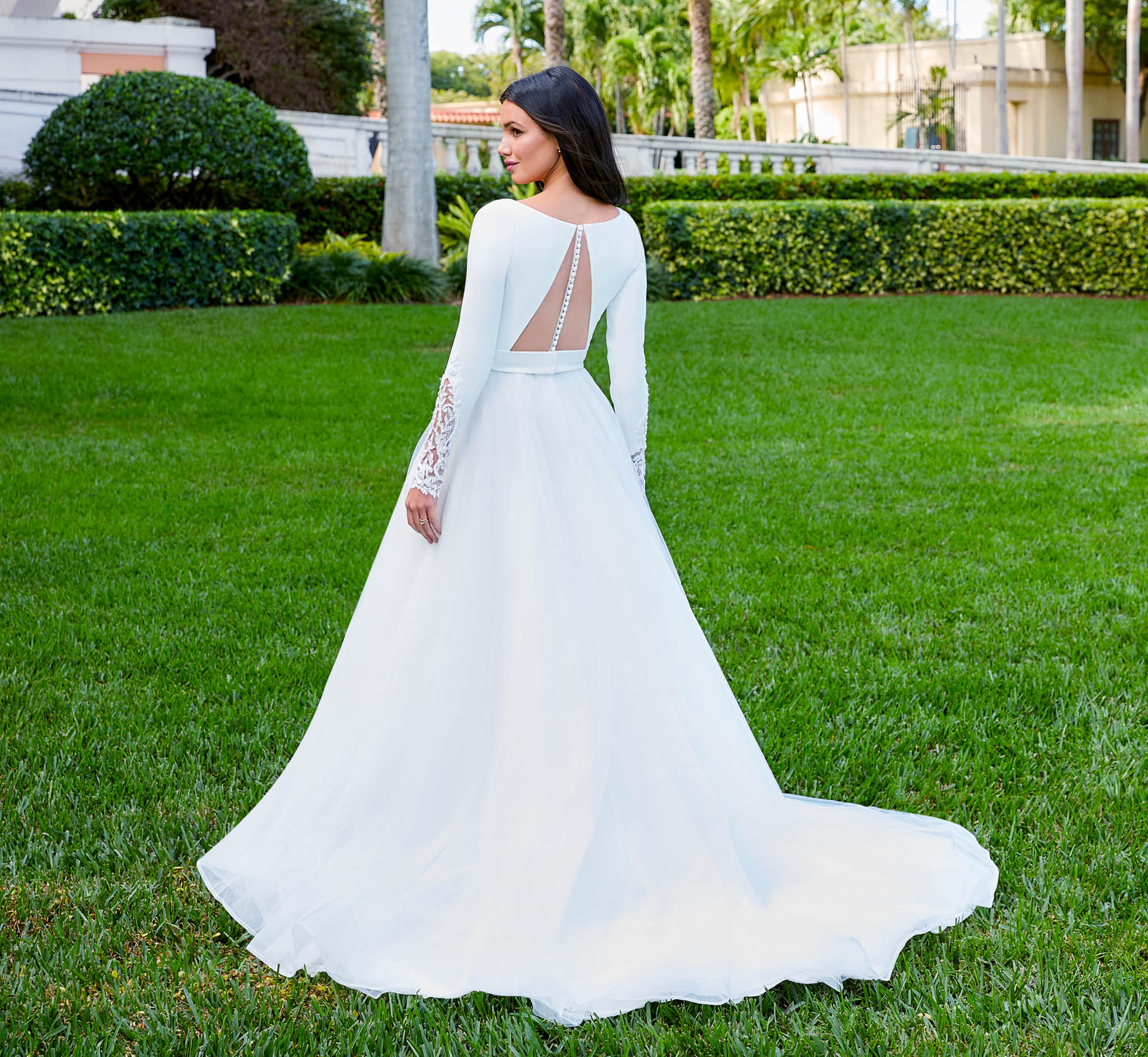 Chic Ballgown With Plunging Neckline In Ivory Nude Adrianna Papell