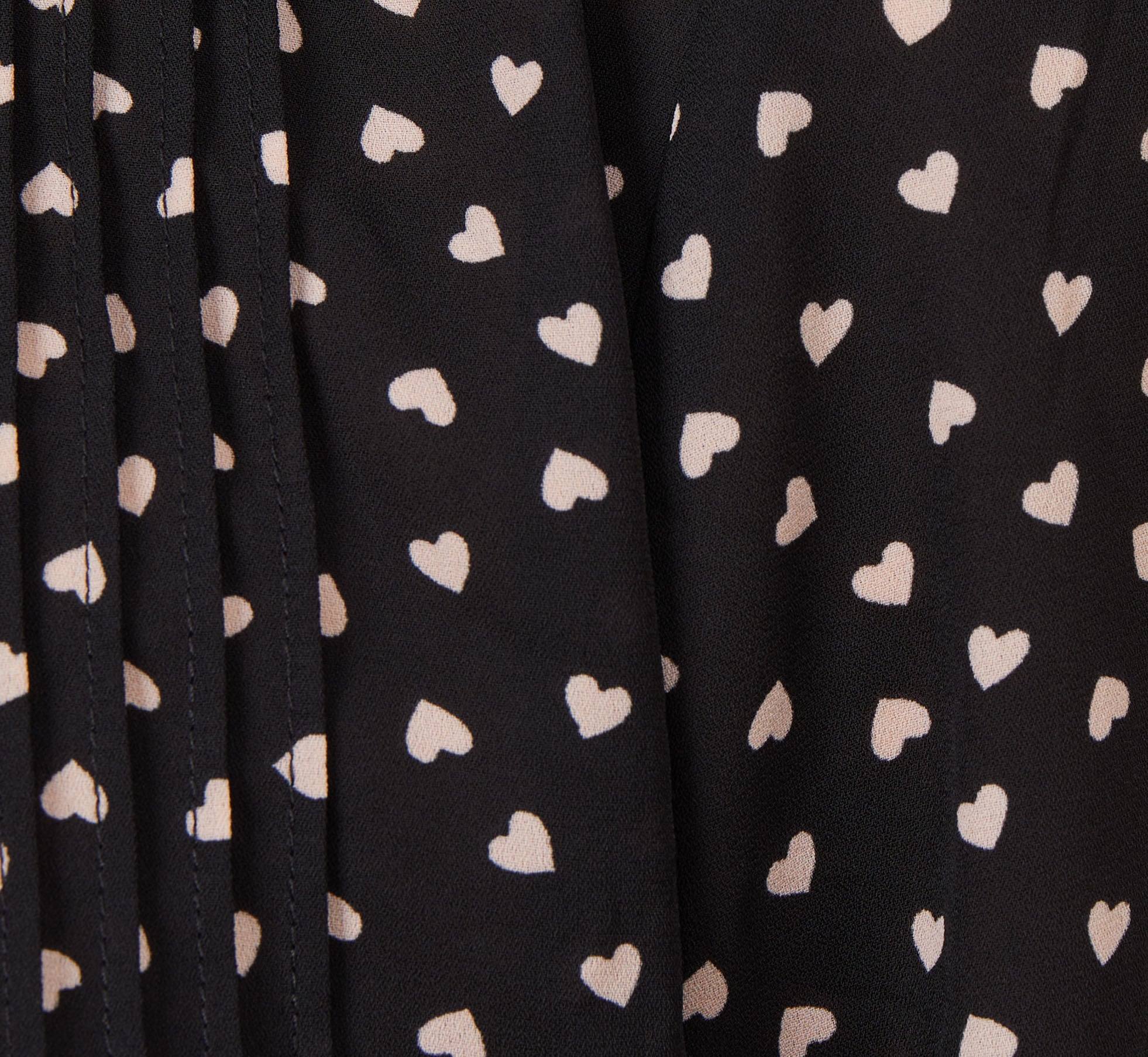 Heart Print Pleated Crepe Top In Black Champagne Classic Hearts